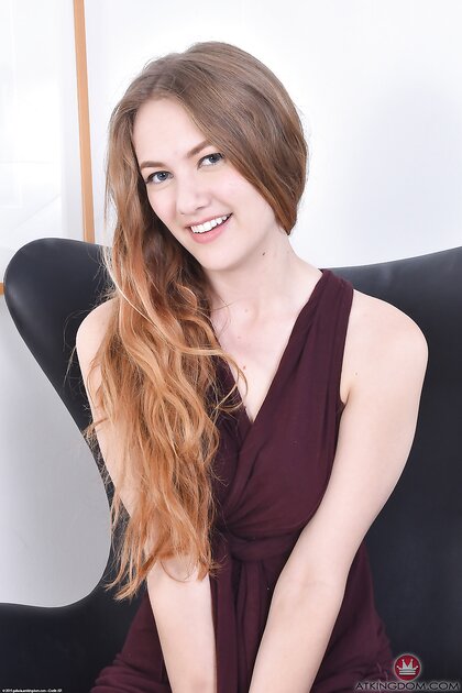 Pretty amateur Samantha Hayes lifts her dress up and spreads her love holes