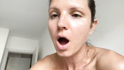 OnlyFans model Gina Gerson shows her six pack & tits before masturbating