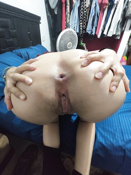 Flaca se abre su delicioso culo