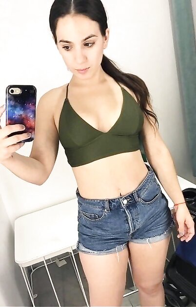 Brunette Beauty Loves Sucking