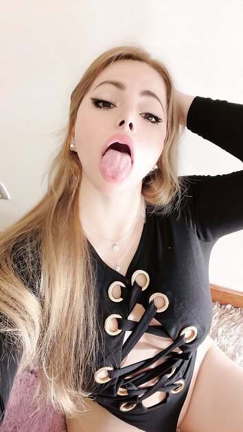 Blonde Bimbo With Juicy Pussy
