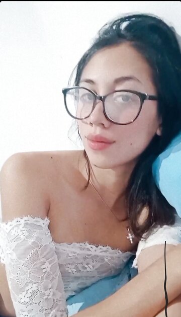 Cute Girl Likes To Show Ass