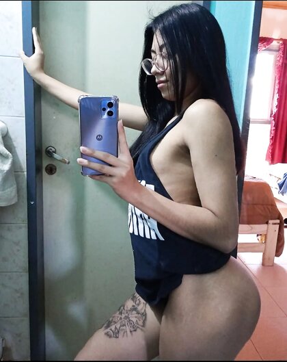 Cute Girl Likes To Show Ass