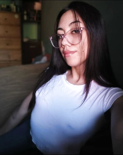 Cute Girl Likes To Show Ass
