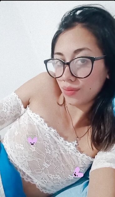Cute Girl Likes To Show Ass