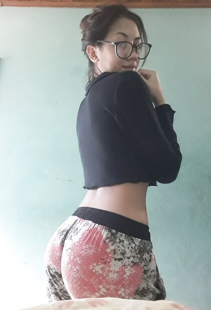 Cute Girl Likes To Show Ass