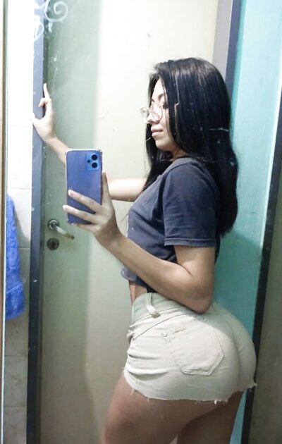 Cute Girl Likes To Show Ass