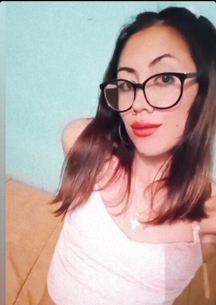 Cute Girl Likes To Show Ass