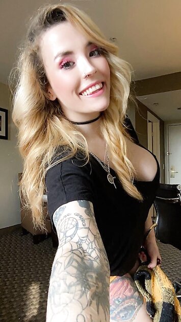 Bimbo Goth