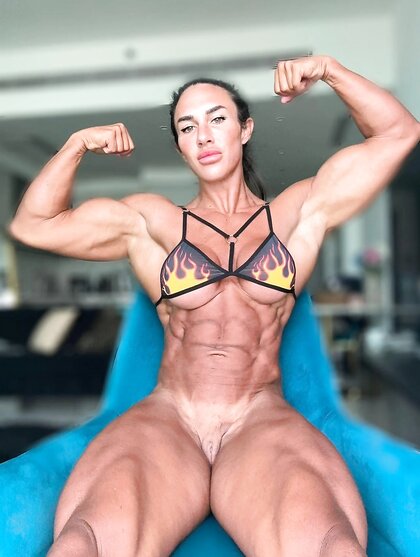 Atleta de musculação greluda