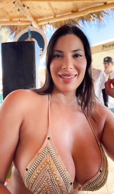  Esta milf colombiana tiene un culo de otro planeta y unos tremendos melonazos. (soft)