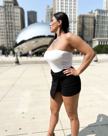  Esta milf colombiana tiene un culo de otro planeta y unos tremendos melonazos. (soft)