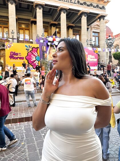  Esta milf colombiana tiene un culo de otro planeta y unos tremendos melonazos. (soft)