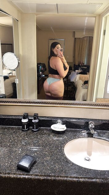  Esta milf colombiana tiene un culo de otro planeta y unos tremendos melonazos. (soft)