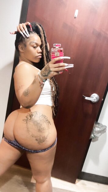 Redbone with thick ass