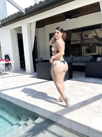 Thick tatted Latina