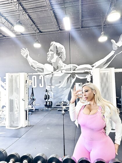 Her body is crazy! J@zmine Elizabeth