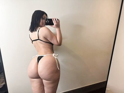 Mrs Apple looks real tasty