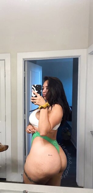 Sexy Latin mami