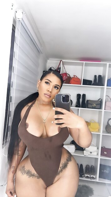 Desireth with her huge ole booty