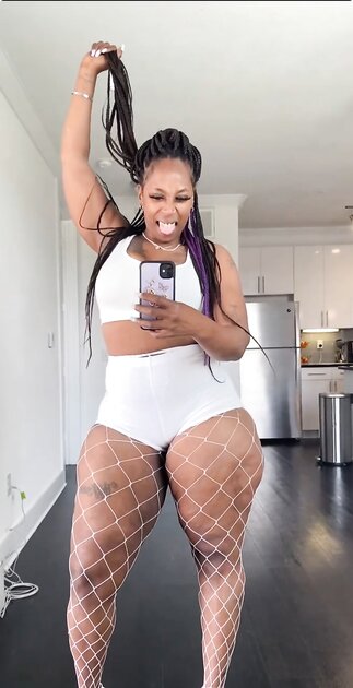 Ebony MILF Houston Alichia