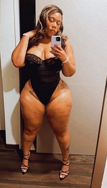 Sexy amateur ebony with phat ass and wife hips