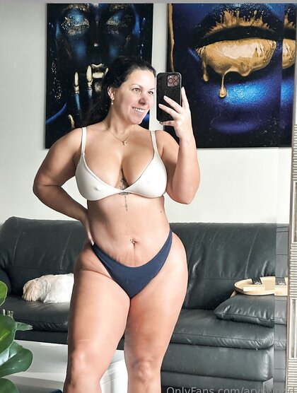 The sexy Ary great ass and tits