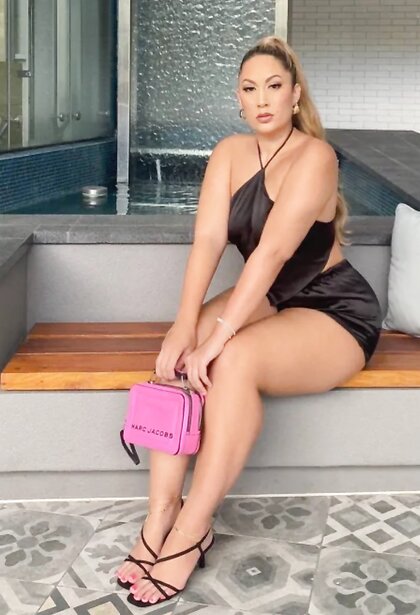 She goes by the name of Lollie on snap chat does anyone have anything of her Thick Amazon Latina