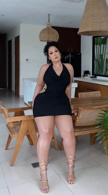 She goes by the name of Lollie on snap chat does anyone have anything of her Thick Amazon Latina