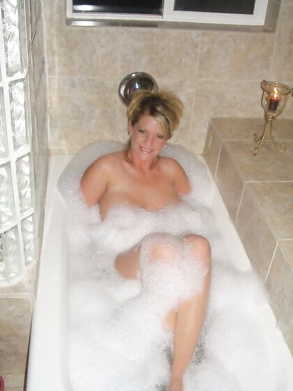 Blonde MILF is stacked and likes to show off