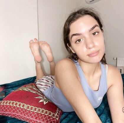 Yulia showing feet soles and armpits suvaco e chulé