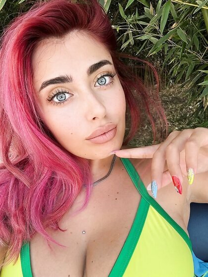 Greek influencer slut Anastasia for jerking off