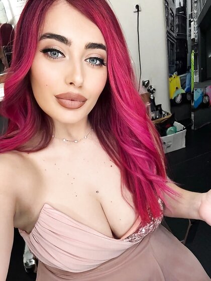Greek influencer slut Anastasia for jerking off