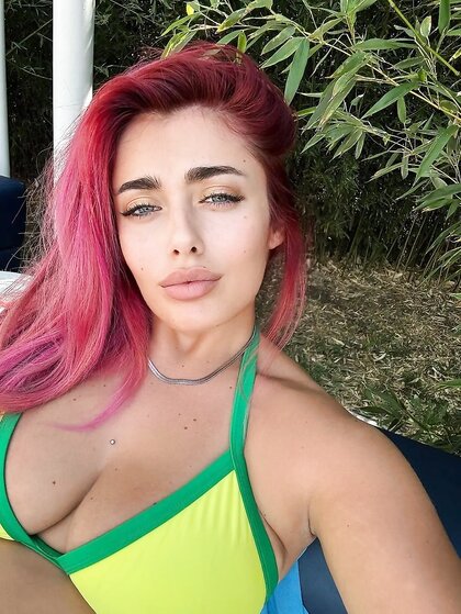 Greek influencer slut Anastasia for jerking off