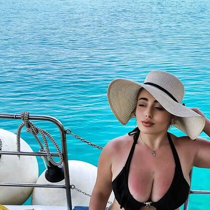 Greek influencer slut Anastasia for jerking off