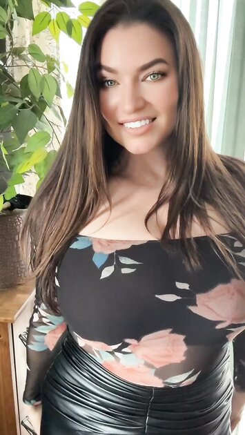 Huge tits curvy brunette Warhammer nerd