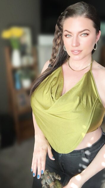 Huge tits curvy brunette Warhammer nerd