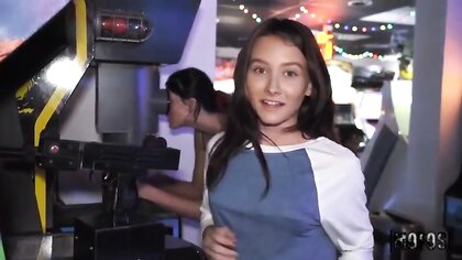 ????pendej4 zarpada en salón de juegos no argentina????