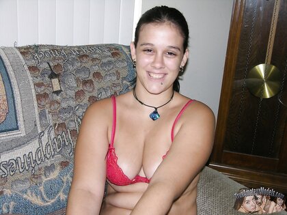 nude-italian-amateur-chick-modeling-nude-6029229-2047861254