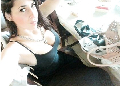 ????.(ar) Valentina atiende zapatería en Liniers argentina????