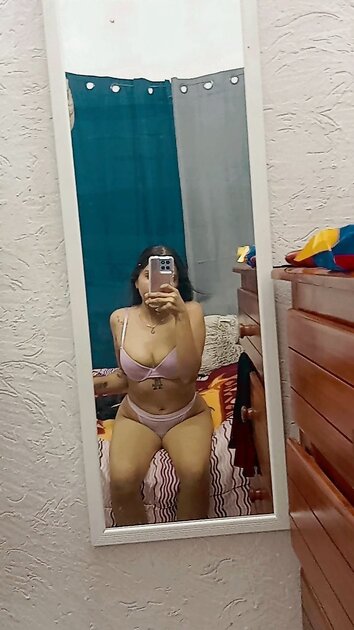 Una folladita antes que alguien la descubra ????