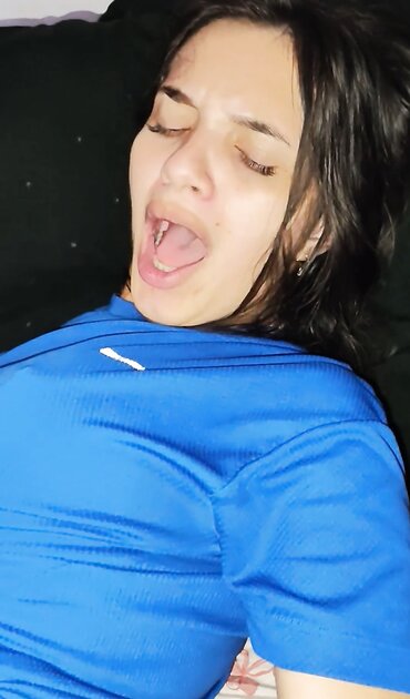 Gritona de ano negro disfruta de sexo anal ????