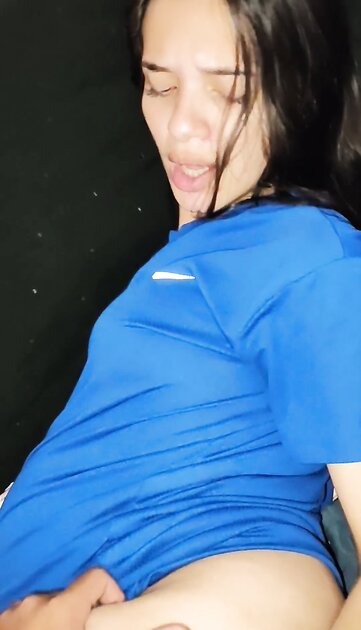 Gritona de ano negro disfruta de sexo anal ????