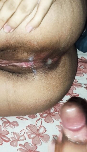 Gritona de ano negro disfruta de sexo anal ????