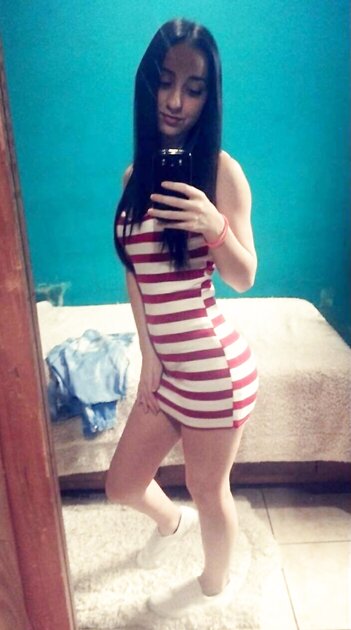 Ella le excita tomarse fotos desnuda ????