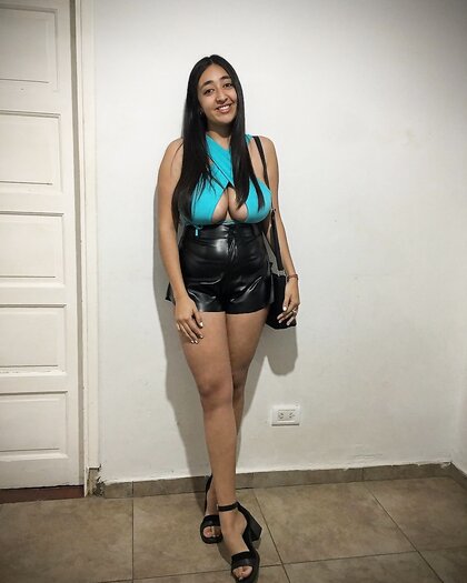 Puta tetona le encanta follar con sus amigos ????
