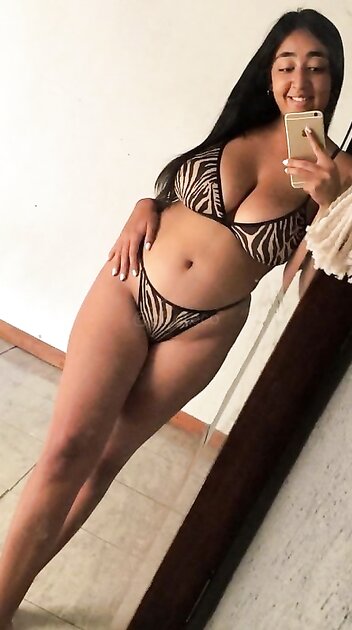 Puta tetona le encanta follar con sus amigos ????