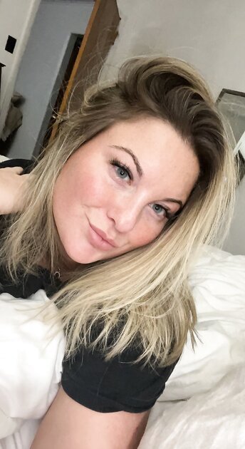 Ⓛⓔⓐⓚⓔⓓ - Allie W