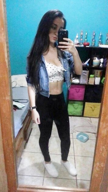 Ella le excita tomarse fotos desnuda ????