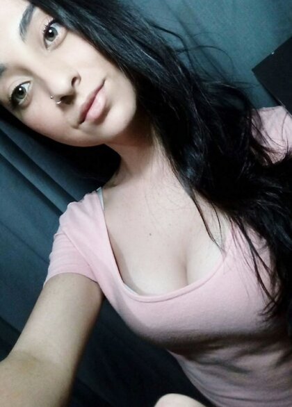 Ella le excita tomarse fotos desnuda ????